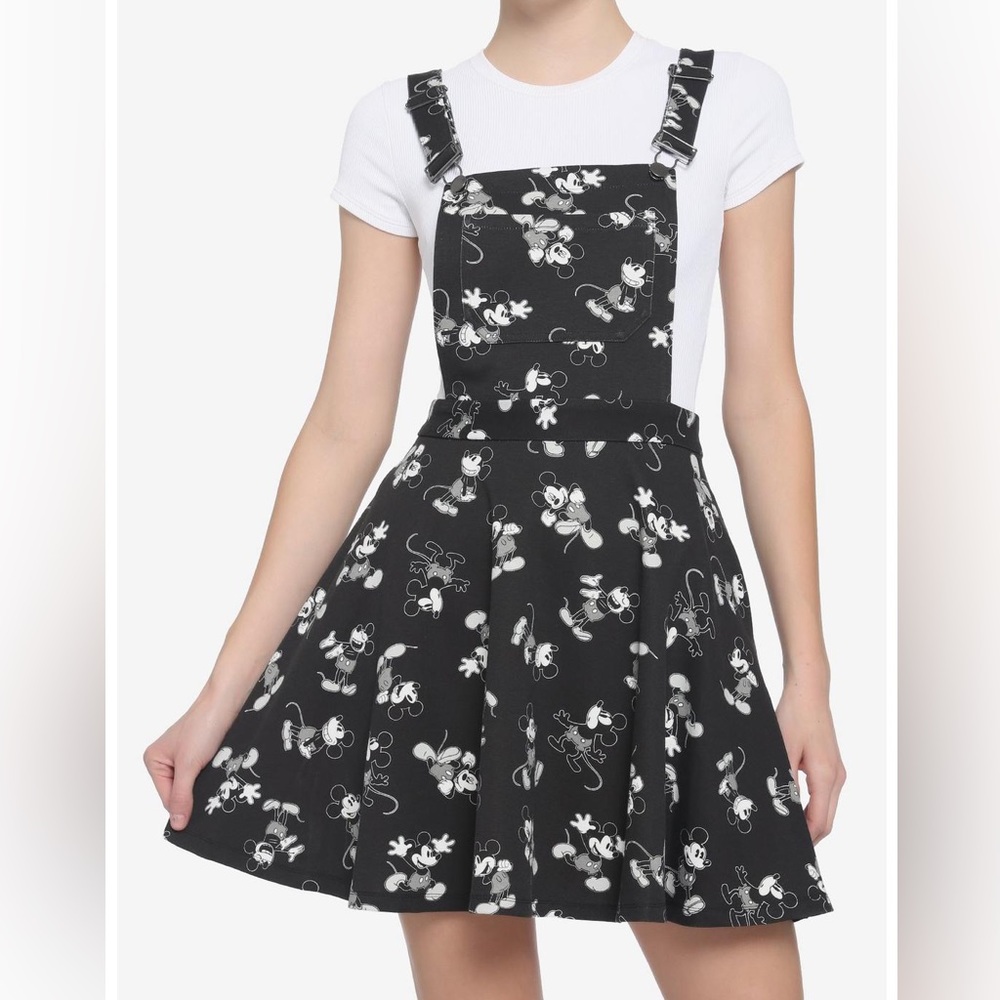 Disney dress never worn size large